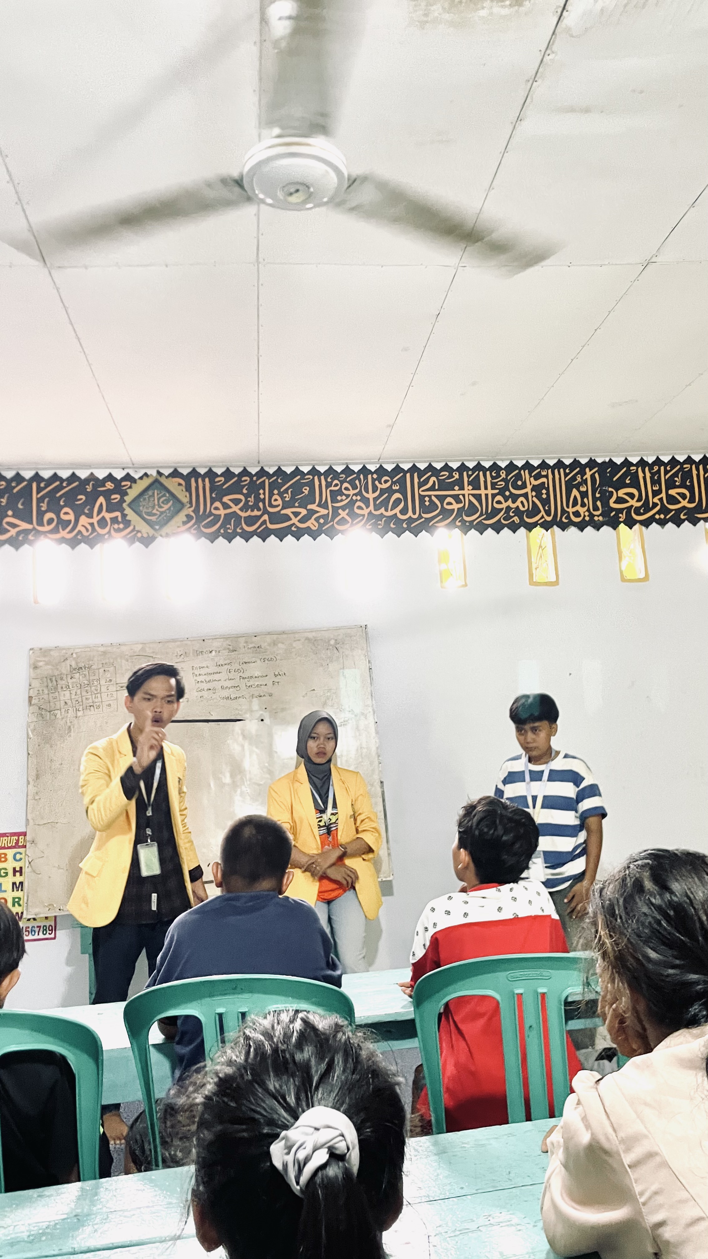 KKN-T KELOMPK 1 DAY 6 BELAJAR BERSAMA ANAK ANAK RT 1 